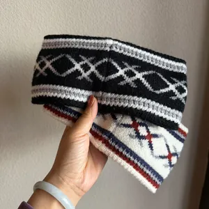 Detail von Jacquard-Strandstirnbändern mit weicher Textur und ethnischen Mustern
