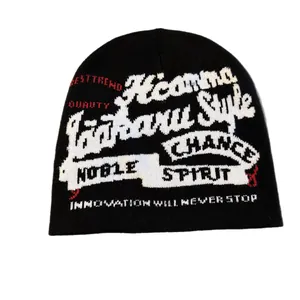 Bonnet noir style urbain avec texte jacquard rouge et blanc et look hip-hop vintage