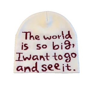 Bonnet blanc en tricot avec citation rouge tissée pour un style urbain minimaliste