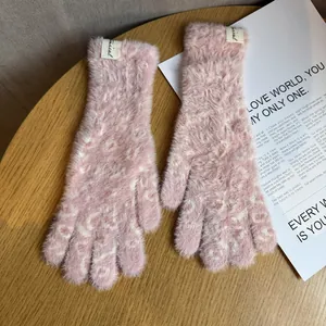 Detailaufnahme der rosa Plüschhandschuhe mit Leopardenmuster und weichem Kunstfell