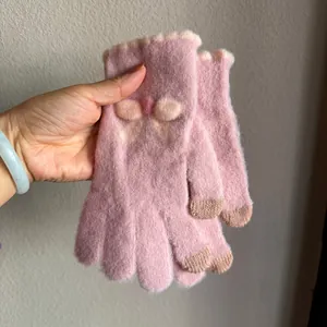 Gants d'hiver roses en tricot avec texture pelucheuse et nœud décoratif mignon