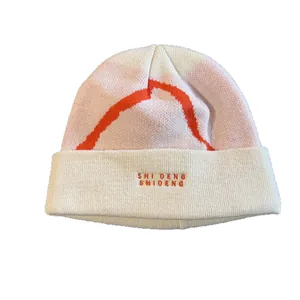 Off-white gebreide muts met roze accenten en oranje borduursel voor de winter