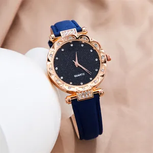 Detalle de caja de reloj en oro rosa con esfera azul cielo estrellado y grabados