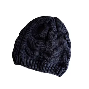Berretto in maglia a trecce blu scuro con risvolto a coste per il calore invernale