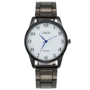 Montre quartz pour homme avec bracelet en acier gris et cadran à texture alvéolée