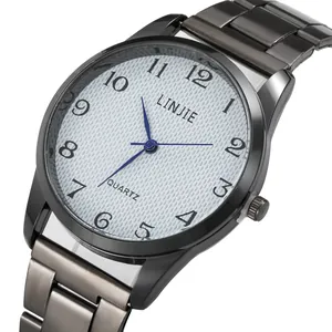 Détail d'une montre à quartz avec cadran blanc texturé et aiguilles bleues