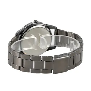Vue détaillée du bracelet de montre en acier noir et du boîtier avec un fermoir déployant