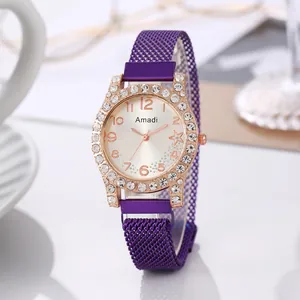 Détail de la montre Amadi avec bracelet milanais violet et lunette en cristal brillant