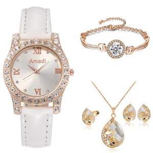 Détail d'un coffret montre femme avec collier en cristal, bracelet, bague et boucles