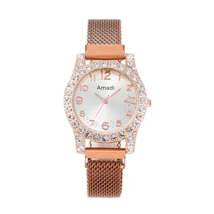 Vue détaillée du bracelet en maille milanaise or rose et de la lunette en cristal