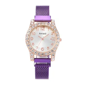 Détails du bracelet magnétique violet et lunette en cristal sur montre femme Amadi