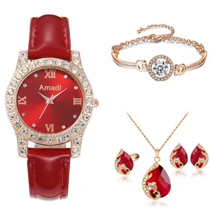 Détail coffret montre femme de luxe avec bracelet cuir rouge et pendentifs rubis
