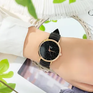 Gros plan du cadran ciel étoilé noir avec boîtier or rose et bracelet en silicone