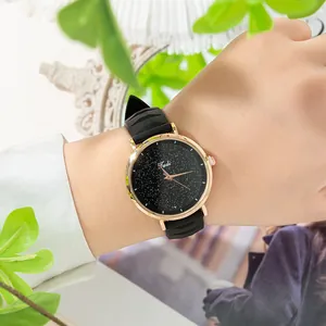 Montre minimaliste ciel étoilé avec bracelet en silicone noir portée sur le poignet