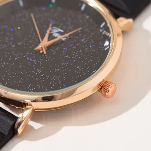 Détail du boîtier en métal or rose et du cadran ciel étoilé d'une montre noire