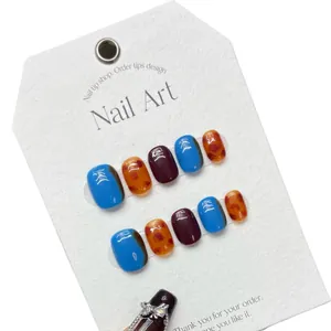 Handgemachte Kunstnägel in Blau und Bernstein-Leopard-Optik mit 3D-Silberschleife und Perle