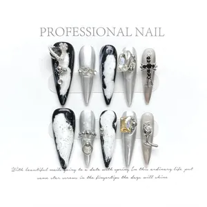 Macro di unghie finte stiletto argentate con croci 3D e dettagli in strass lucidi