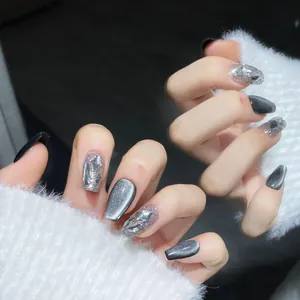 Macro di unghie finte cat-eye grigie con glitter argento e decorazioni in strass