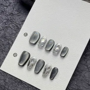 Unghie Finte Occhio di Gatto Grigio Fatte a Mano Con Strass Glitter Argento Forma a Bara Elegante Manicure per Donna Unghie Riutilizzabili alla Moda
