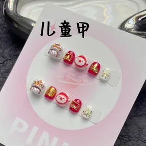 Detail van handgemaakte 3D-reliëf kerst- en geluksmotieven op kunstnagels voor kinderen