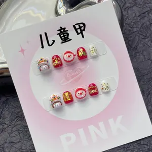 Detail van handgemaakte kunstnagels voor kinderen, thema Kerst en Leeuwendans in rood en goud
