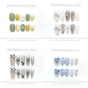 Détail de quatre styles de faux ongles faits main avec feuilles d'or, perles et croix