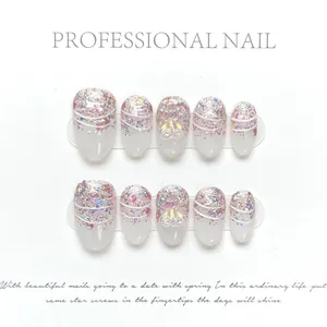 Détail de faux ongles dégradés roses avec oursons 3D et paillettes brillantes