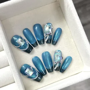 Uñas postizas ojo de gato azul con pedrería de lujo y diseño coffin francés negro
