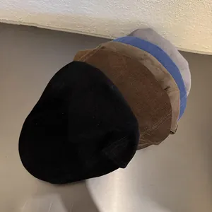 Béret rétro en velours côtelé disponible en cinq coloris dont noir et bleu