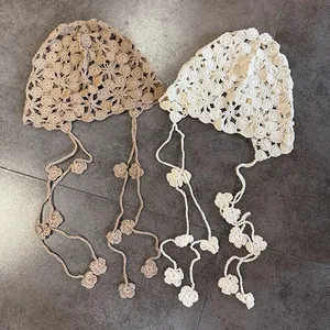 Bonnets au crochet faits main avec motifs de fleurs et glands en kaki et blanc crème