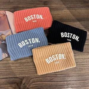 Bandeaux d'hiver tricotés en quatre couleurs avec lettrage Boston sur bois rustique