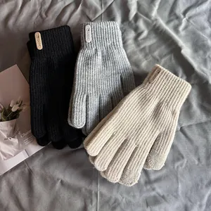 Gants en tricot d'hiver tactiles en noir, gris et beige avec étiquette en cuir chic