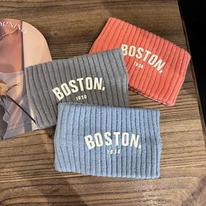 Bandeaux d'hiver en tricot gris, rose et bleu avec lettrage Boston 1630 sur bois