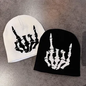Gestrickte Beanies in Schwarz und Weiß mit Skelett-Handgesten-Grafik im Streetstyle