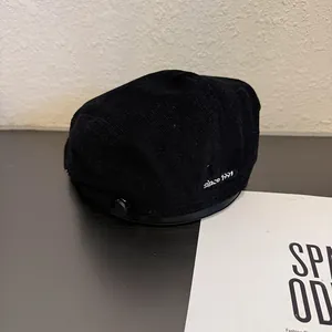 Béret rétro en velours côtelé noir avec broderie since 1991 et boucle latérale