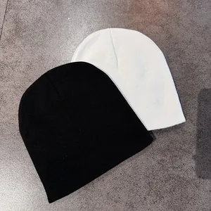 Set aus schwarz-weißen Strickmützen im minimalistischen Streetstyle für Herbst und Winter