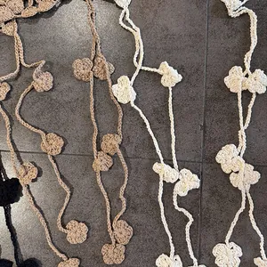 Pendentif floral en crochet fait main avec pompons en beige et noir pour femmes
