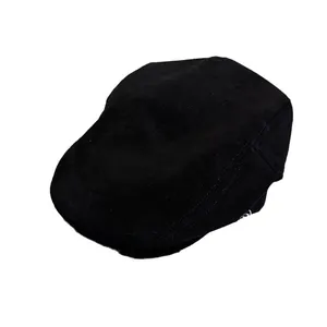 Béret rétro en velours côtelé noir avec broderie L blanche sur fond blanc pur