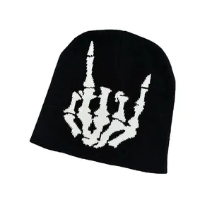 Streetwear Strickmütze in Schwarz mit markantem weißem Skeletthand-Grafikdesign