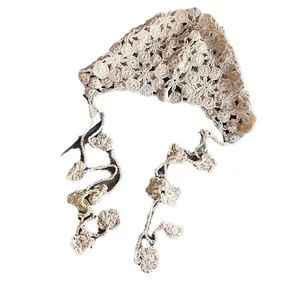 Foulard crocheté à la main avec fleurs et glands en beige crème pour femme style rétro