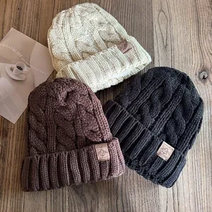 Winter-Strickmützen mit Zopfmuster in Creme, Braun und Schwarz mit Fleecefutter
