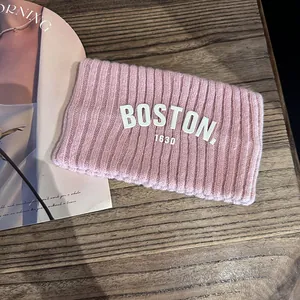 Détail d'un bandeau de sport en tricot rose avec broderie blanche Boston 1630