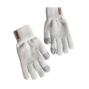 Gants en tricot d'hiver blancs tactiles avec étiquette en cuir et poignets côtelés