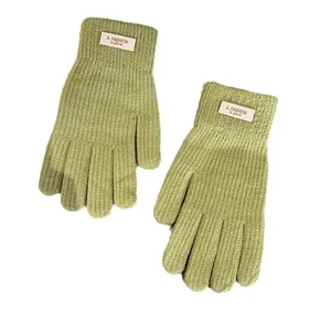 Gebreide touchscreen-handschoenen in avocadogroen met warme ribboorden en labels