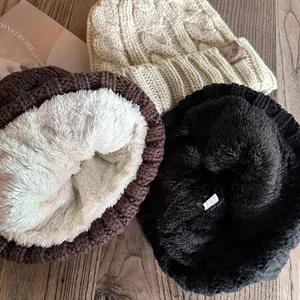 Gefütterte Strickmütze für den Winter mit dickem Zopfmuster in neutralen Farben gehalten