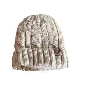 Dicke beige Strickmütze mit Zopfmuster, warmem Fleecefutter und Rippstrickbund