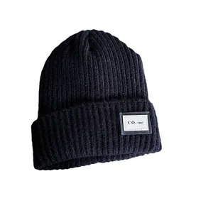 Μαύρος πλεκτός σκούφος με επένδυση fleece και υφαντό σήμα CO. 1987