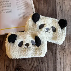 Détail de bandeaux panda en peluche de deux tailles avec texture douce et broderie