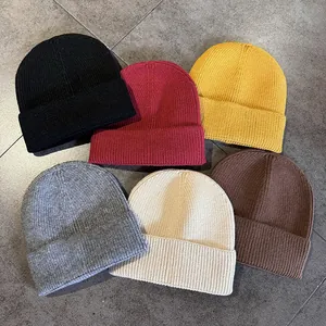 Set di berretti classici in maglia a coste per l'inverno in sei colori versatili