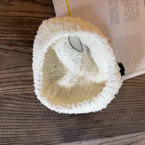 Bandeau panda mignon en peluche douce pour le lavage du visage sur une table en bois